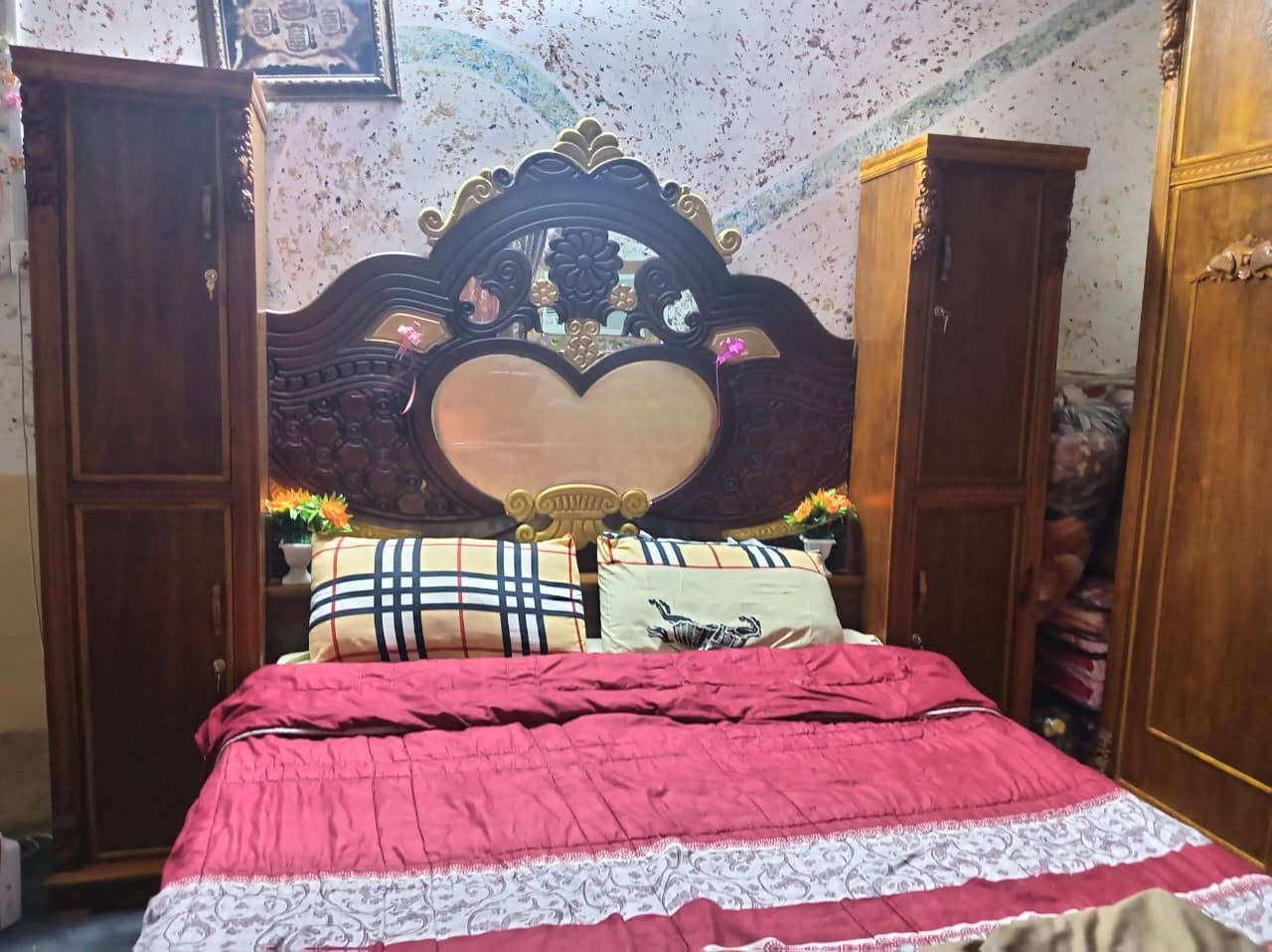 غرفه اخشاب • نضيفه • مستخدمه شوية