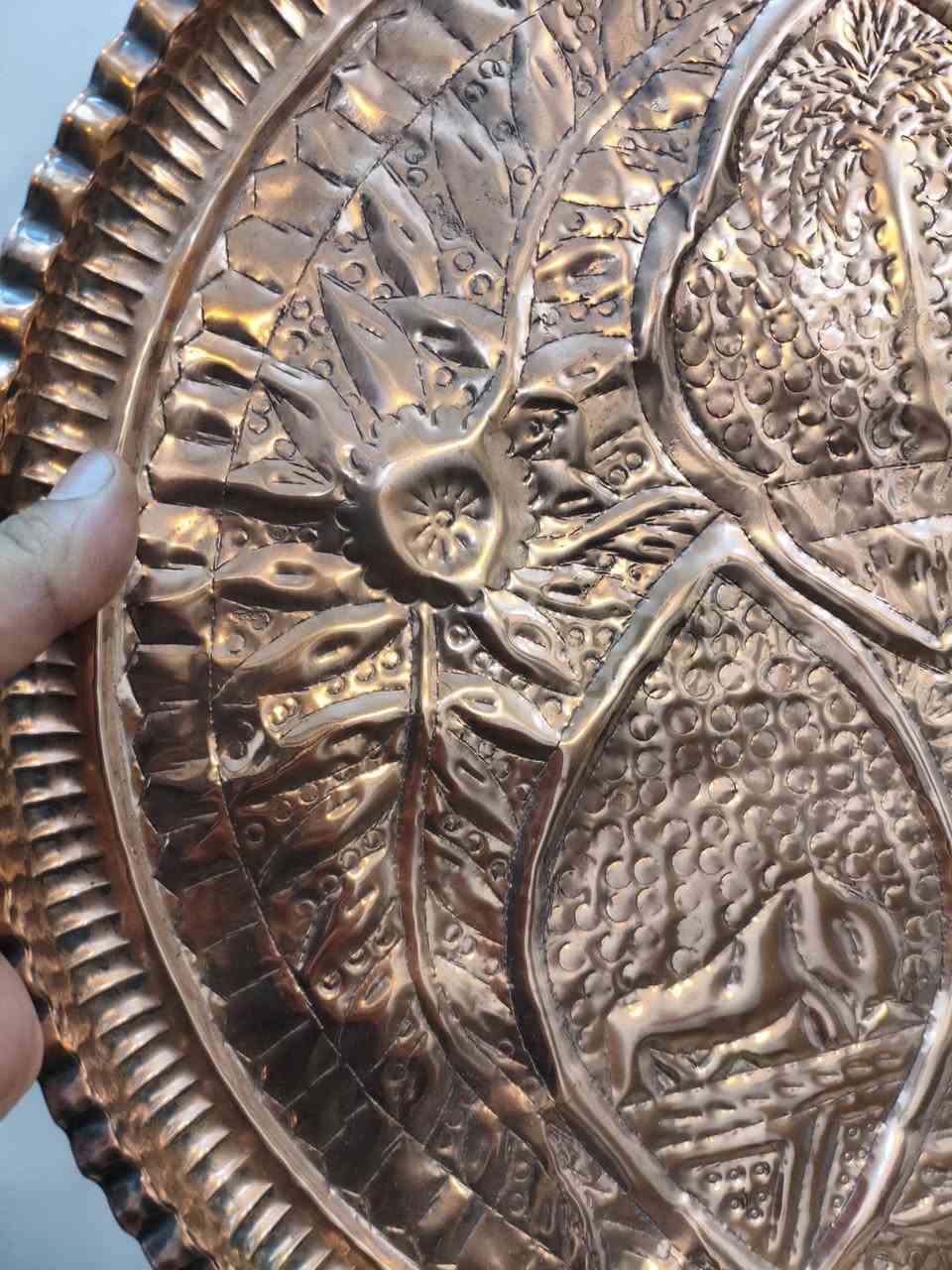 صينيه نحاس احمر مصوره معالم العراق شغل يدوي القطر ٤٦ سم مكاني بغداد *********** يوجد توصيل
