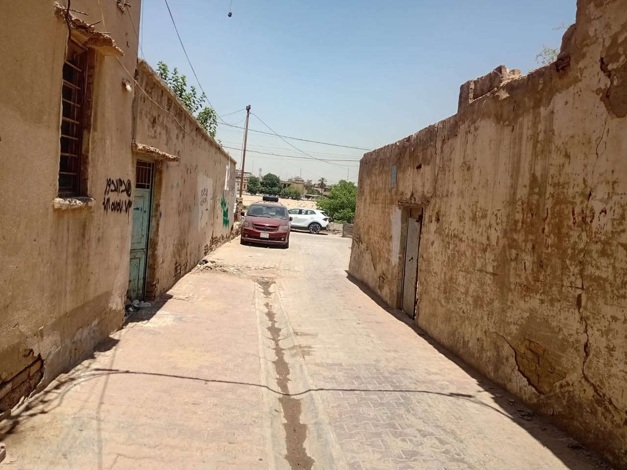 جمعة مباركة
السعر :  90مليون غير قابل للنقاش.

المنطقة : الكريمات قرب السفارة البريطانية القديمة ثالث دربونه من جهة بيت الشاوي التراثي باتجاه جسر الاحرار ثالث بيت عن النهر 

نوع العقار : بيت قديم يباع كقطعة 

المساحة :44 متر واجهة اقل 3 متر لكن تزداد من الداخل 

دربونه عريضه تدخل بيها السيارة براحتها 

العقار تابع لورثة تستلم وكالة خاصة بالعقار للمحامي  مالتك من كل الورثة ما تحتاجهم بالاعتراف بعد وبدون دلالية من اهل العقار حصراً 

للاستفسار *********** واتساب واتصال

موقع العقار على الخريطة : 

https://maps.app.goo.gl/rCTqnLJXXxujxyLi7?g_st=ac
