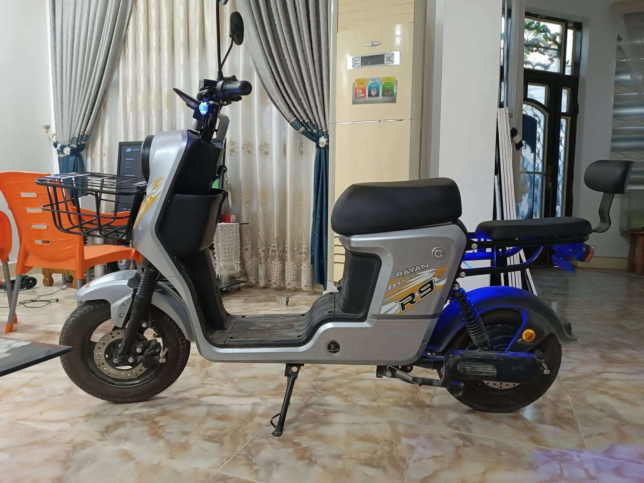 دراجه شحن نوع R9شركة ريان للبيع مستعمله 6اشهر بطاريات جدد نضيفات خمس بطاريات جدد كامله مكمله سعر 460وبيه مجال مكاني سماوه اي استفسار على رقم ***********
