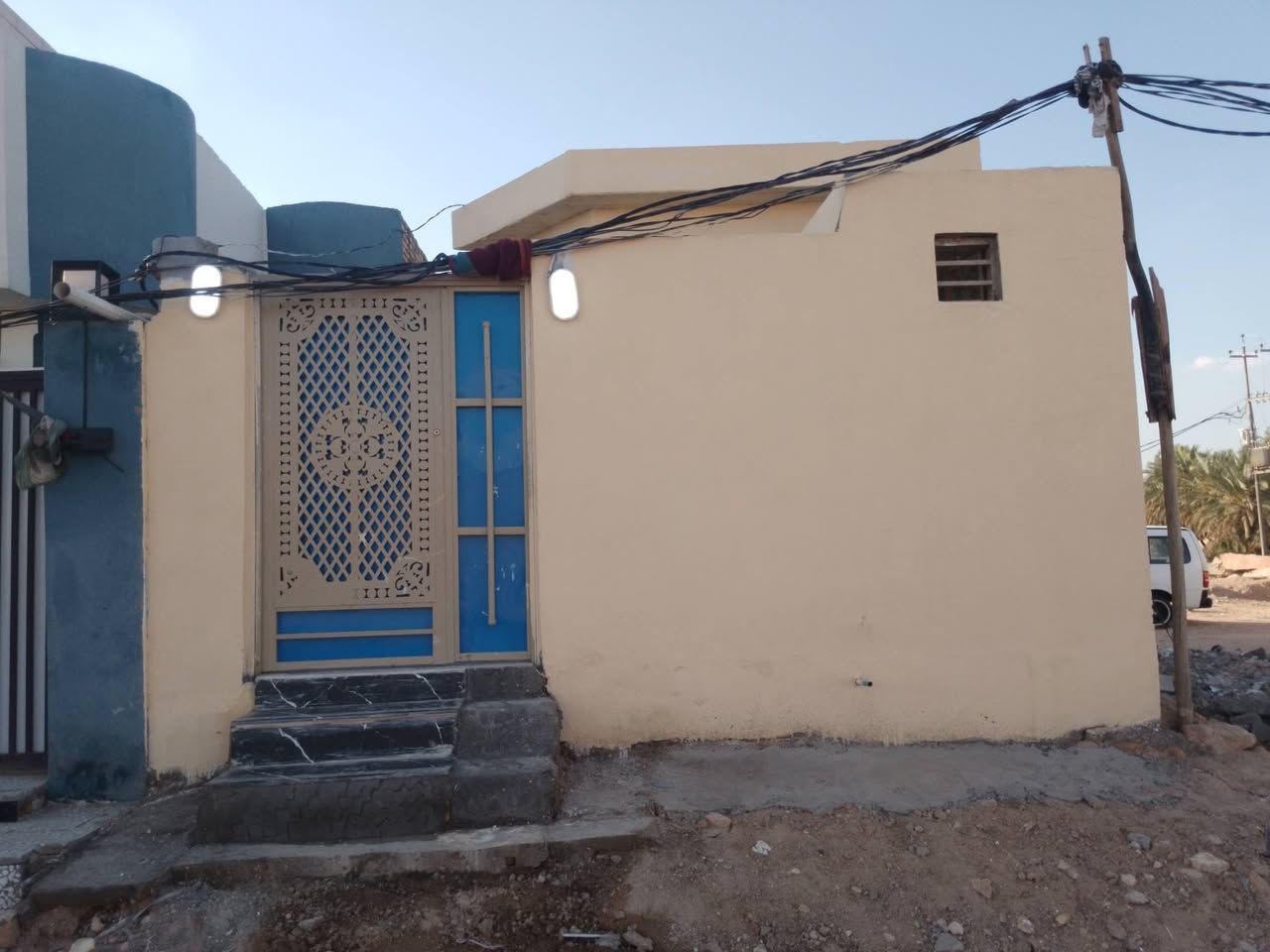 للبيع مساحه 100م جديد مامسكون مسجل بلبلديه ومرقم يتكون من غرفه وصاله واستقبال ومطبخ وصحيات داخله وخارجيه ومكشوفه بناء ابلوك اساس صب كونكريت سكف صب كونكريت عالي عن الشارع بروسلين الارضيه مع سيراميك سقوف جاهز خط وطني خط مولده العنوان شارع المطار الجديد لشارع المجاور أسواق فدك قريب علشارع السعر 35بي مجال قليل للستفسار اتصل ***********
