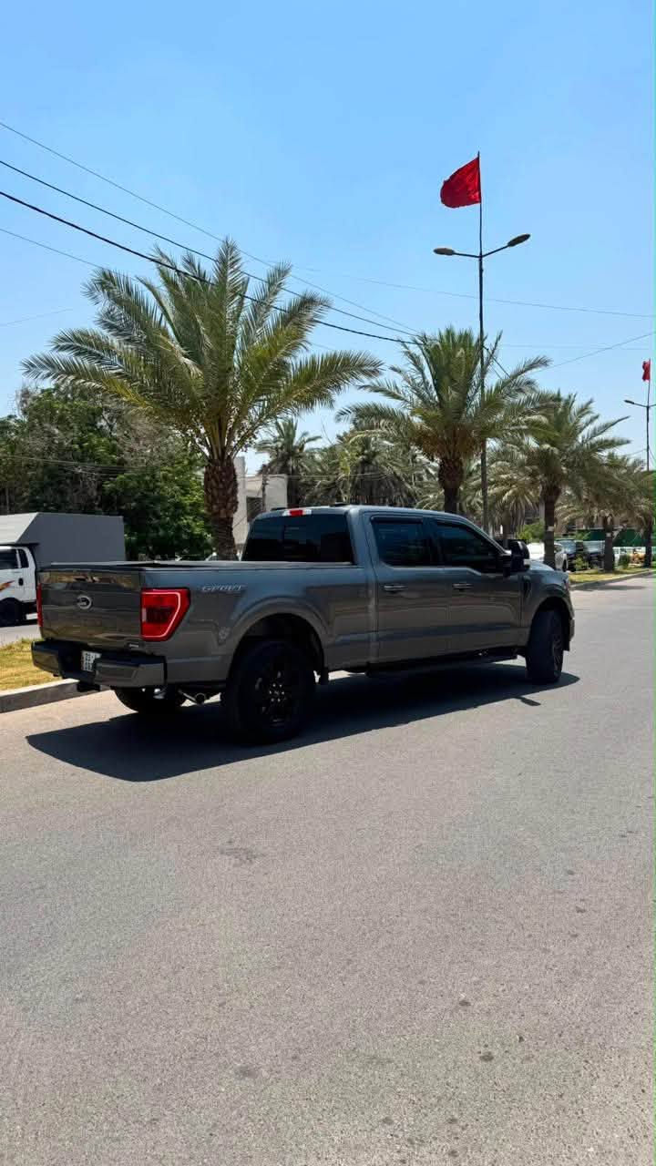 🚘 **للبيع: Ford F-150 XLT Sport 2023**
📍 رقم السليمانية — باسمي تحويل مباشر | وارد أمريكا

**المواصفات الفنية:**
▪️ فئة XLT Sport — فل مواصفات عدا الفتحة
▪️ محرك 3.5L EcoBoost تويــن تيربو V6
▪️ كير أوتوماتيك 10 سرعات
▪️ دفع رباعي 4WD
▪️ باب طويل / بدي طويل

**أنظمة الأمان والقيادة الذكية:**
▪️ قيادة شبه ذاتية (Lane Centering + Adaptive Cruise)
▪️ رادار تحديد المسار
▪️ نظام النقطة العمياء
▪️ توقف ذاتي أمامي وخلفي
▪️ كاميرا خلفية + حساسات

**الكماليات:**
▪️ شاشة كبيرة + Apple CarPlay لاسلكي
▪️ تشغيل بصمة
▪️ كشنات جلد لون مشمشي مع تدفئة
▪️ تبريد السيارة ثلج
▪️ ويل 20 إنج + تخم تايرات جبلية **جديد**

**الإضافات (بضمانات):**
▪️ كتاب تضليل مروري 80% مسموح بكل العراق
▪️ عازل حراري كامل للجامات مع تضليل
▪️ دوسات LORZ تفصال لون نيلي — ضمان 3 سنوات

**الحالة والممشى:**
▪️ الممشى: 58 ألف كم (دخلت بـ 42 ألف)
▪️ حادث بسيط سابق بالجاملغ مع ضرر خفيف بالبنيد — ايرباك الستيرن والبرده فقط راجع سيستم (للأمانة والشفافية)
▪️ السيارة نظيفة جداً وبحالة ممتازة
▪️ لا تحتاج أي مصرف نهائياً — جاهزة للاستخدام فوراً

✅ سيارة تجمع بين الفخامة والعملية والاقتصادية — مثالية للاستخدام اليومي والسفر

💰 **السعر 297 — وبيها مجال بسيط للجادين**
📞 للتواصل والمعاينة: ***********
📍 الموقع: السليمانية
