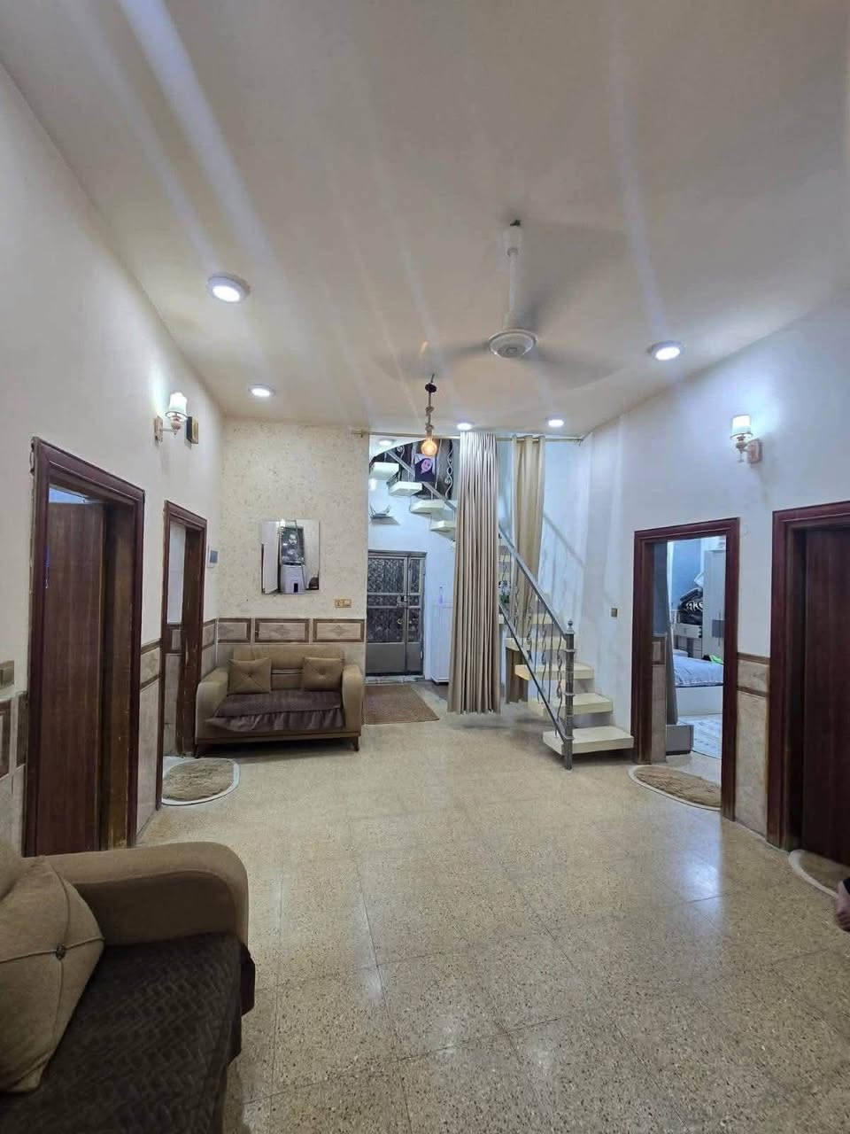 بيت  البيع  زراعي سند 25
العنوان التقيه الثالثه  مقابيل  حسينيه باب 🚪  الحواج                    ساحه التوديع شارع 10

المساحه 200 متر البيت ركن شارع شارع ملعب الخماسي
 مربع 
الواجهه 10
النزال 20 
البيت  طابقين 
غرفتين 
استقبال
صاله 
مطبخ 
مجمعات صحيه طابقين
واتساب  مراجعه مكتب 🏢 العاصمة للعقارات والمقاولات العامه العنوان الديوانية ام الخيل ساحه الاحتفالات قرب البلديه الجديده
