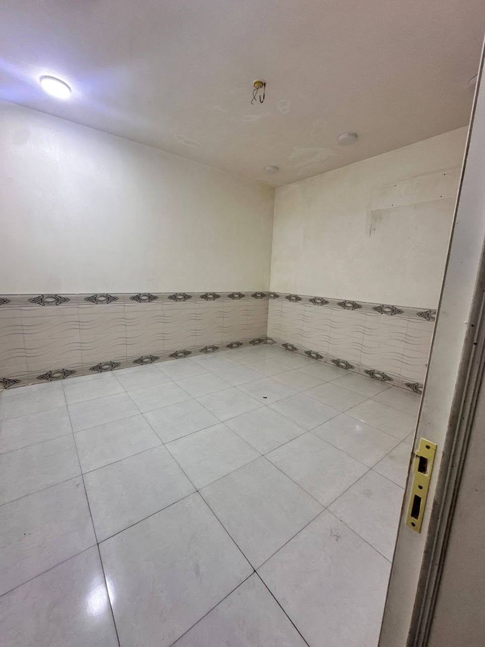 مشتمل طابو زراعي سند 25 تحويل أسهم مساحته ١٢٠ متر بناء جديد طابقين ٣غرف نوم وصاله واستقبال ومطبخ وصحيات داخليه و خارجيه مكانه طويريج حي الرياض قرب مدرسة الفضل السعر والتفاصيل أكثر ***********

