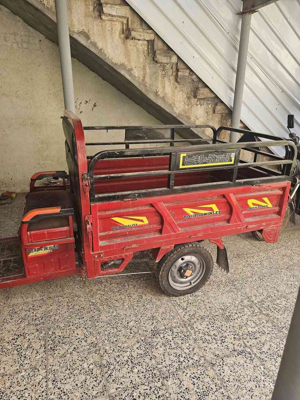السلام عليكم ستوته شحن كلش نضيفه الحجم الكبير باتريات جديده تايرات جديده كهربائية كلها شغاله السعر مليون وميه  وبيها مجال عنوان بغداد العامرية رقم ***********

