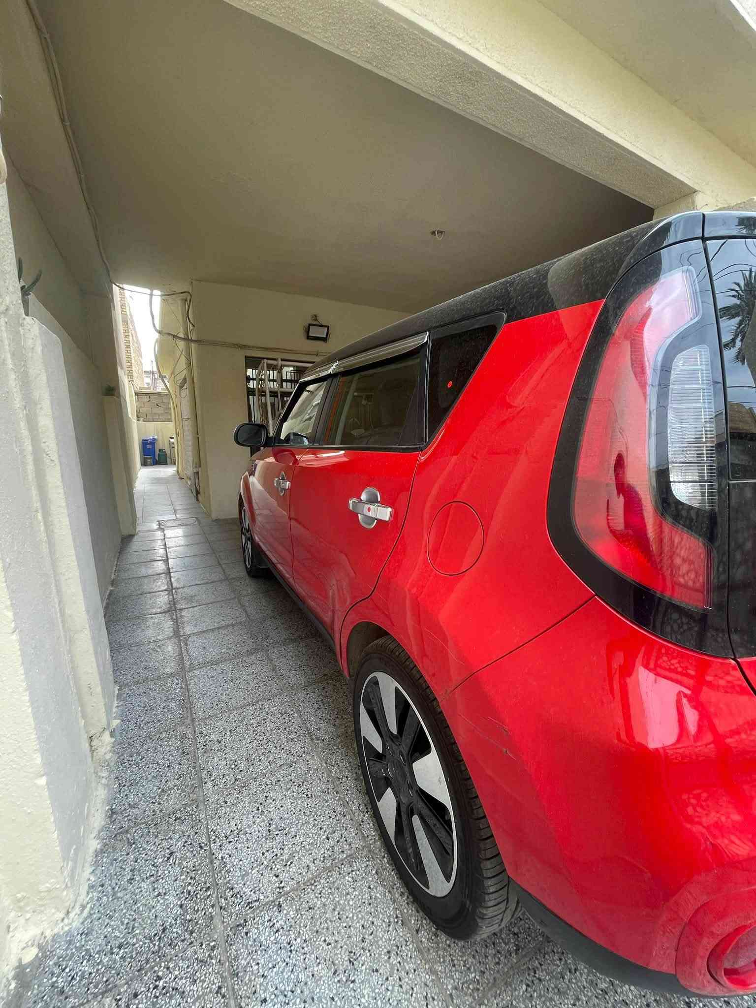 السلام عليكم
كيا سول (Kia Soul) موديل مميز - نظيفة جداً وبحالة ممتازة
 الموديل / المواصفات: (اكتب الفئة مثلاً: فئة S أو المواصفات المتوفرة عندك)
 اللون: أحمر مع سقف أسود مميز 🔴⚫
 اللوحة: ديالي خصوصي
 الحالة: جاهزة وما تطلب شي، استخدام نظيف ومحافظ عليها، تبريد وميكانيك بحالة ممتازة.
📍 المكان: بغداد
📞 للتواصل والاستفسار: (***********) أو مراسلة على الخاص.
