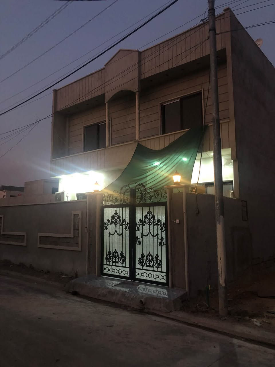 السلام عليكم بيت للبيع طابقين بناء 2026 الطابق الاول كامل و الطابق الثاني ناقصة بس لبخ و بورسلين  المساحة 170 واجها 10 حديقة و كراج الطابق الاول متكون من غرفتين و مناور ثنين و ستقبال و مطبخ و حمامات و الطابق الثاني اربع غرف و حمامات البيت ماي و كهرب خير من الله موقعة الملايين الثانيه تقطيع الملاح ارض  المربع الذهبي زراعي سند 25 وصل بلدية 
***********
***********
