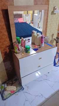 مستعمله • ٦ قطع • ميز تواليت سكك عطلانه