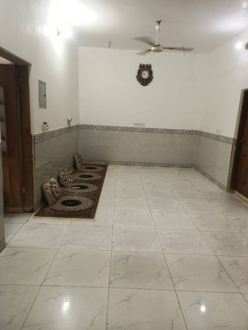سلام عليكم 
بيت زراعي للبيع بناء جديد غرفتين وصاله ومطبخ ديوان وصحيات ودرج متوفر بيه كافة الخدمات المساحه ٣٠٠ المكان بكاع الخنجر نهاية حي الإعلام على الحولي اي استفسار اتصل أو وتساب على الرقم  ***********
