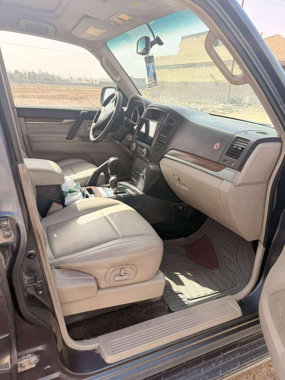سلام عليكم سياره باجير حبتوري 2008 محرك 3000 سياره فول كشنات جلد تحكم استيرن ثلاجه دمامات مري شفط فتح سقف وسبعه راكب سياره مكفول من الصبغ والضربه وراد خليجي  للستفسار ***********
