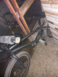 بايسكل ثنين نوع BMX.واحد ملون ذهبي والثاني اسود سعر 75 ثنينهم 150