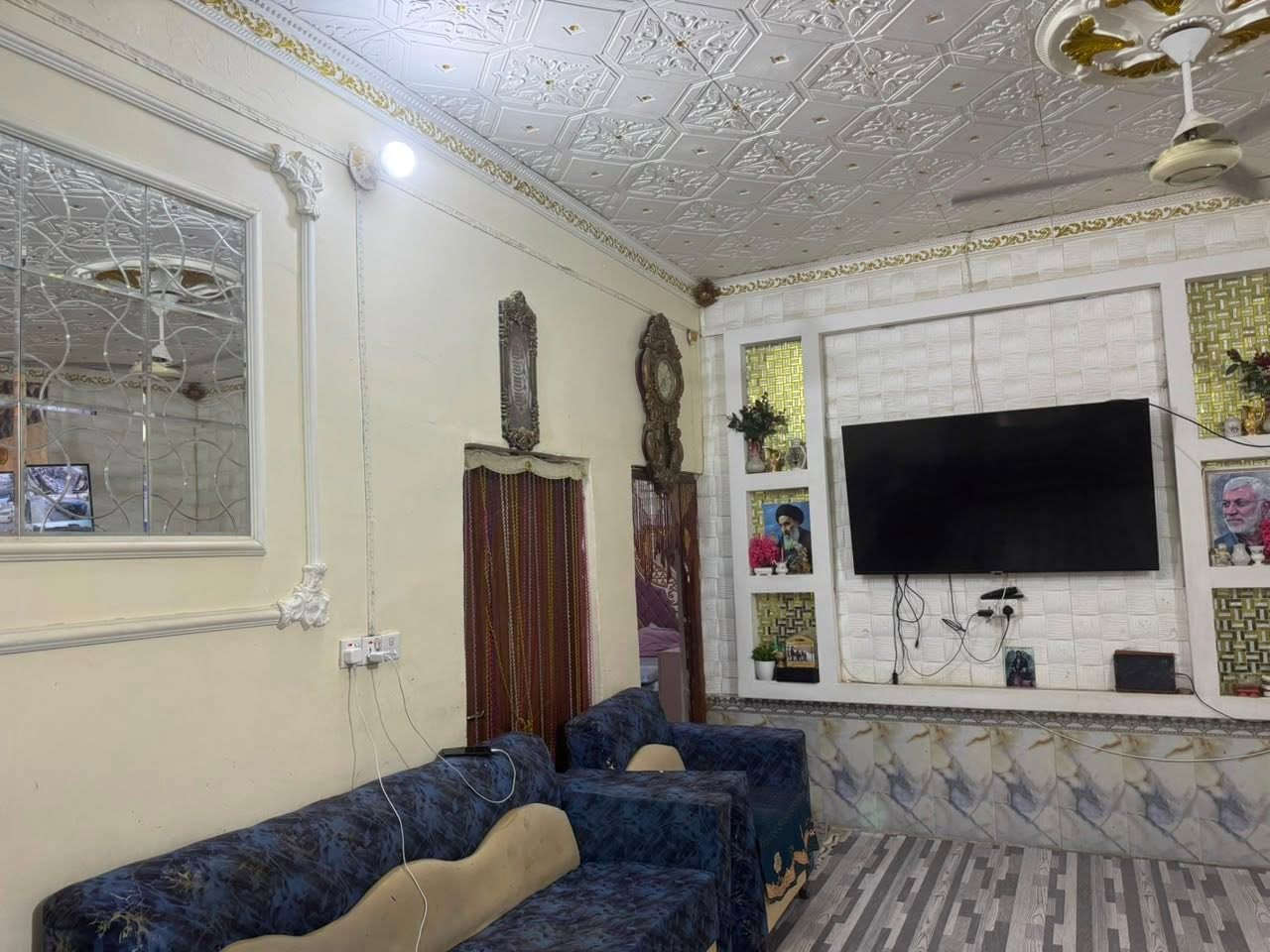 بيت زراعي سند 25 ابكاع السعدون بين السوك ولفضليه قرب صوره سيد جاسم المساحه 290 واجها 15 ونزال 19 يتكون من استقبال 9 متر مع ديوان  قنفات وسبلت طنين  وصاله 8 متر  مع تخم قنفات وسبلت طنين ومنضومه كامرات وشاشه وغرف نوم عدد 3 وكل غرفه مع سبلت  طنين البناء ابلوك ولسقف اعكاده ولطارمه كونكريت  اضافتااا محل كماليات بيه غراض فوك العشره مليون كلها الغراض من ضمن البيت السعر 85 وبيه مجال شي بصيط الشراي يتصل ***********حيدر ***********انور
