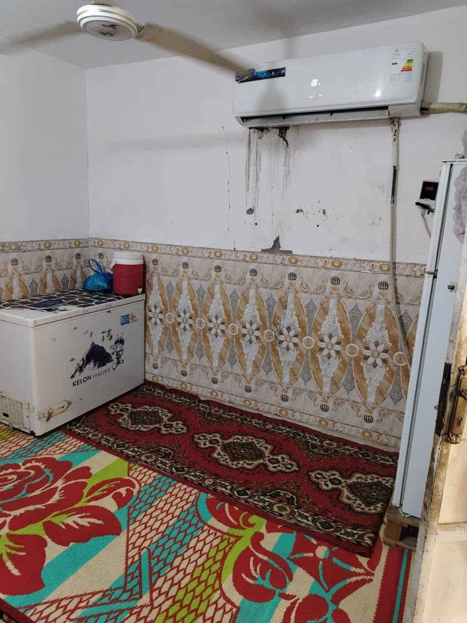 السلام عليكم
بيت للبيع بشارع 30 مساحة 100 م

غرفتين واستقبال ومطبخ وحمام وصحيات داخلي وخارجي  السعر 100 وبي مجال

للتواصل ***********
