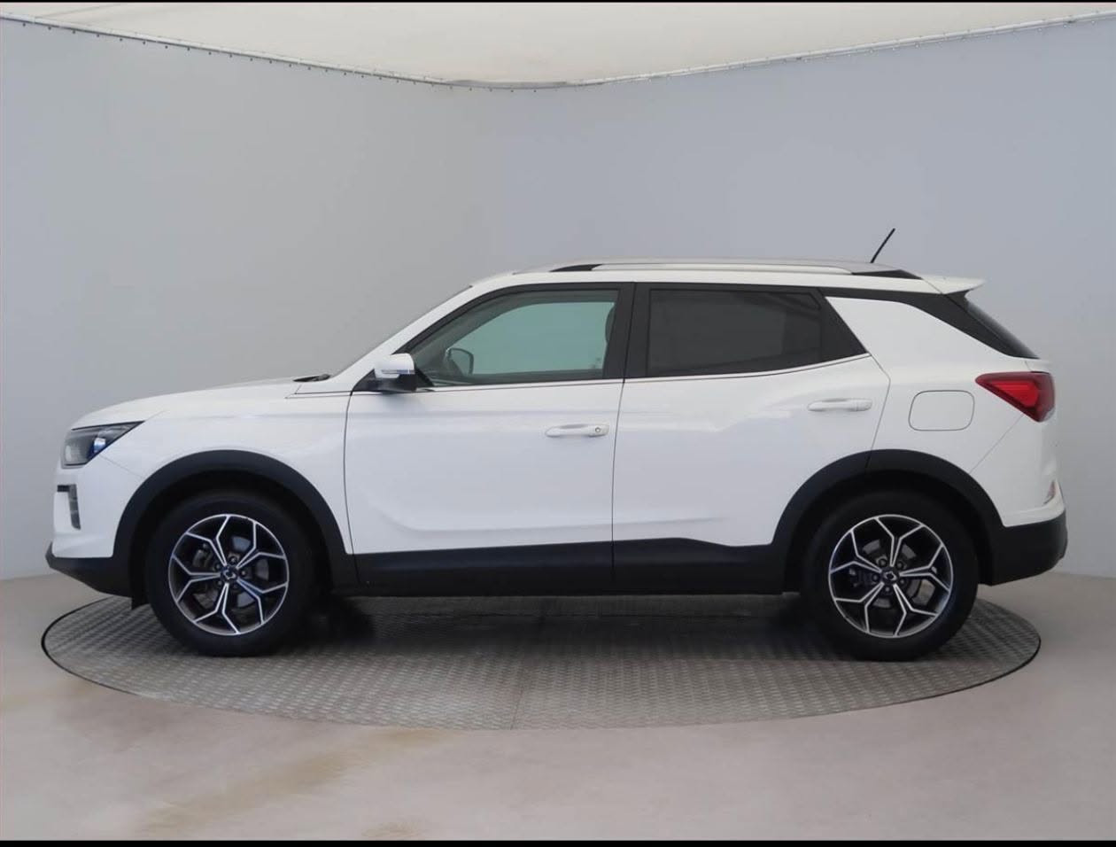 🚘 للبيع KGM Korando – موديل حديث
🔹 الماركة: KGM / SsangYong
🔹 الموديل:2025 Korando
🔹 المحرك: 1.5 Turbo GDI
🔹 القوة: 163 حصان
🔹 الكير: أوتوماتيك 6 سرعات
🔹 الدفع: أمامي 2WD (حسب الفئة)
🔹 عدد السلندرات: 4
🔹 اللون: أبيض
🔹 SUV عائلية، واسعة واقتصادية
🔹اكاميرا وحساسات ولد امامي وخلفي 
🔹 أنظمة أمان وثبات إلكتروني
🔹 شاشة تدعم Android Auto 
وApple CarPlay حسب الفئة � ويل : 18 
📌 الفحص والاطلاع متاح
📍 الموقع: [ الديوانية]
📞 للاستفسار: [***********]

