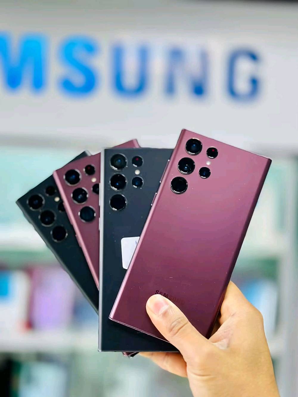 خوش جهاز وقوي ماركه معروفه سعره مناسب ال 
samsung s22 ultara 5G 
s22 الترا 
سيم كرت مع شربحه الكترونيه ذاكره 256 بسعر 750
دبل سيم كارت ذاكره 256 بسعر 630 الف
دبل سيم كارت ذاكره 512 بسعر 700 الف
دبل سيم كارت ذاكره 128 بسعر 560 الف
سيم كارت مع شريحه الكترونيه ذاكره 128 بسعر 550 الف
بااختصار 
الشاشه اموليد تحديث 120 هرتز 
المعالج: Snapdragon 8 Gen 1 (أو Exynos 2200 
الكاميرا 108 ميكا بكسل الاماميه 40 ميكا بكسل
البطارية: 5000mAh تدعم الشحن السريع بقدرة 45W.
المميزات: قلم S Pen مدمج، مقاومة للماء والغبار IP68، ودعم شبكات 5G. 
بغداد زيونه ربيعي قرب مجمع البركه 
جمله ومفرد متوفر توصيل 
***********