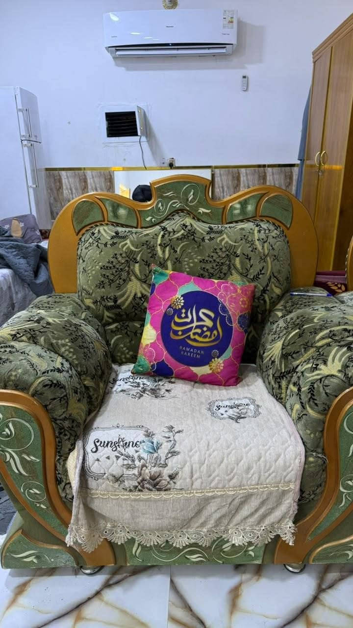 قنفات موديل قديم ملكي لون زيتوني ١٠ مقاعد بيها شكم يده مكسوره مبينه بالصور السعر 150 الف المكان التاميم 30تموز قرب مجمع عضومي الرقم واتساب فقط ***********
