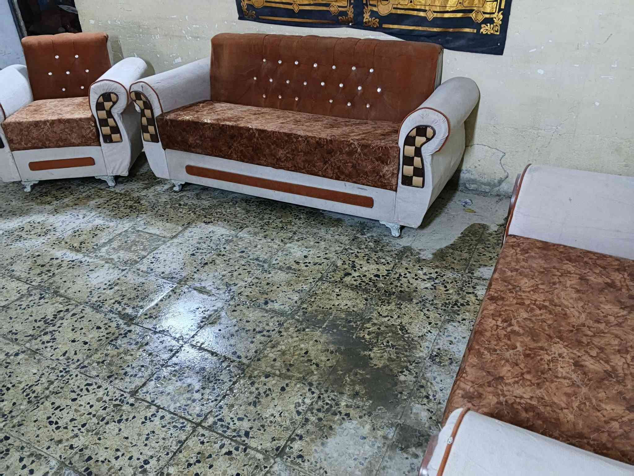 تخم عشر مقاعد نضيف اسفنج عالي العنوان بابل الحمزه الغربي الحي العسكري الاستفسار ***********

