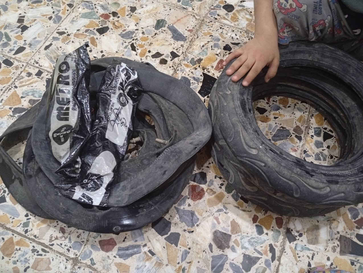 السلام عليكم تايرات 3 جوابه 11 جديد مامستعمل جانن بل المخزن كلهم تراب *********** مكانهن كوفه دور الحوزة  قيم واخذ
