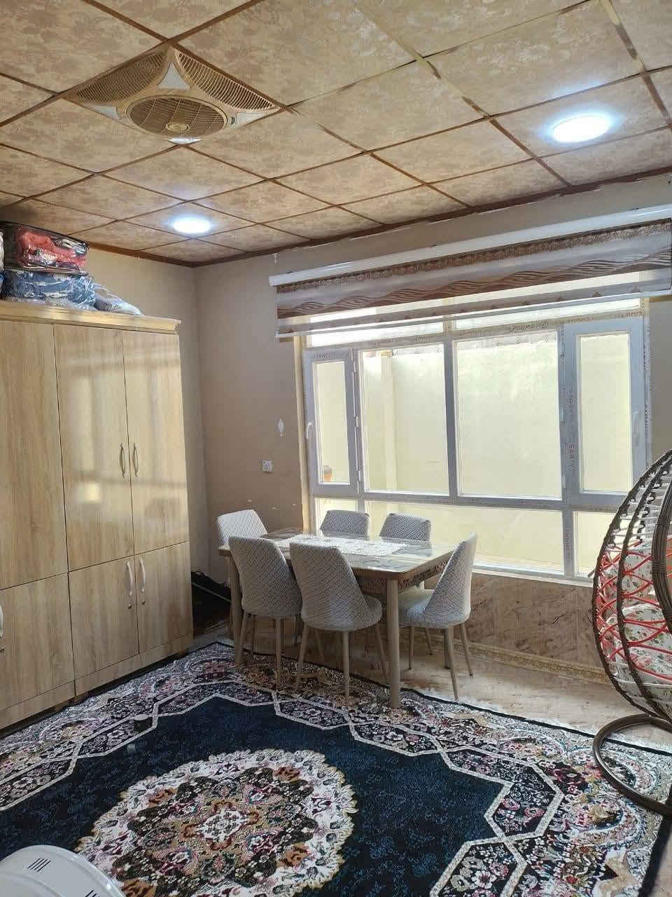 بيت للبيع يوسف بيك مساحه250متر مربع مبني 2مشتملات عدد غرف نوم3
استقبال 
هول خطار 2
مطبخ2حاربارد
 حمام صحيات2
كاشي سيراميك سقف ثانوي
ماء خطوط بئر +مشروع 
كراج سياره جبير بي السعر 52مليون وبي مجال رقم الهاتف***********
