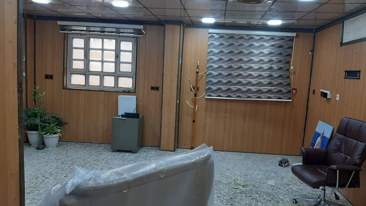 شقق للايجار تجاري  سابقا كانت شركة مقاولات تم تفريغها حديثا تصلح لان تكون مجمع طبي او عيادات او مكاتب او شركه البنايه ركن على شارع قطر الندى الرئيسي بجانب فرع معمل الببسي تتكون كل شقه من غرفتين وصاله وصحيات ومطبخ مع بالكونات  على الشارع الرئيسي طابق اول واليكم الصور لكل شقه مع تقديري واحترامي للجميع هاتف***********
