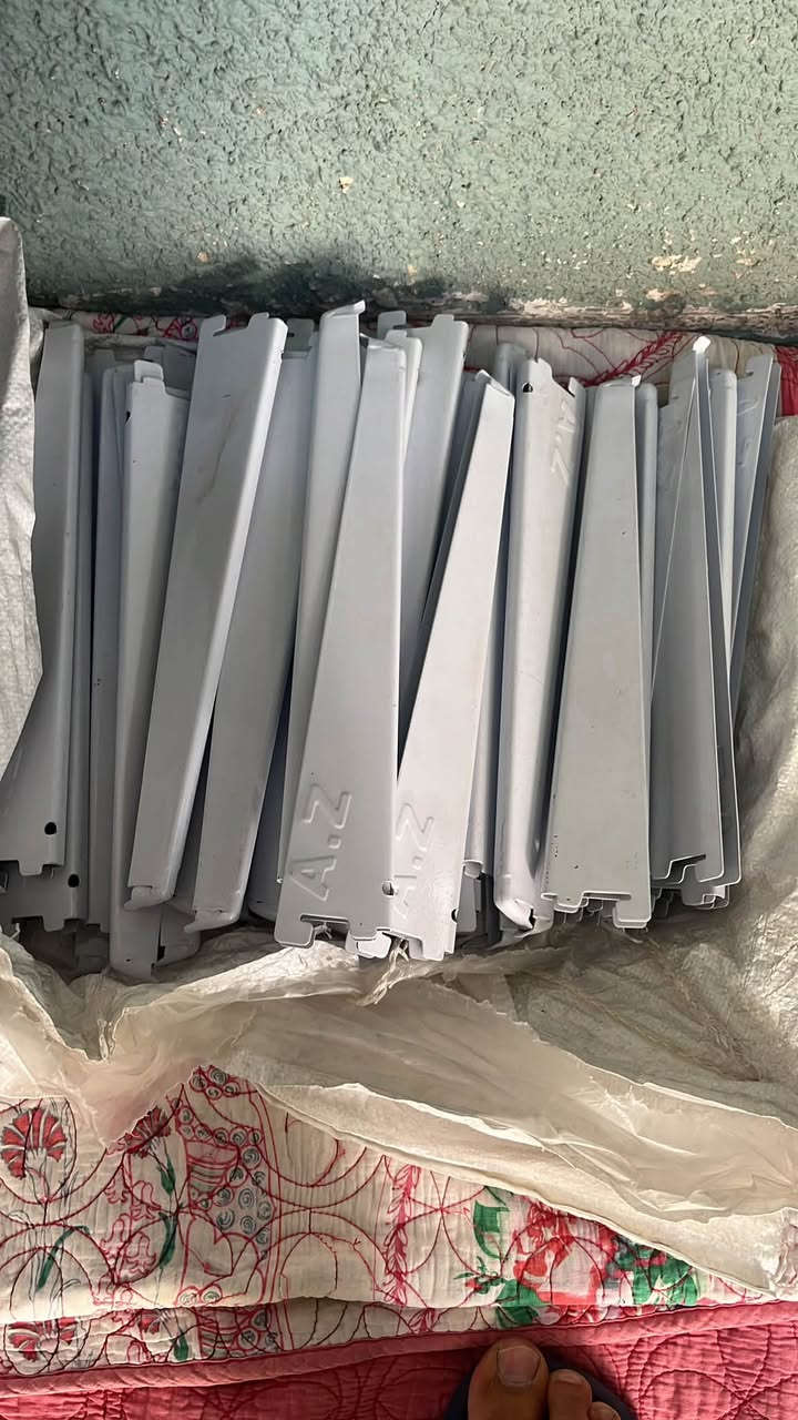 السلام عليكم رف عدد45 وسفينه عدد 2 للبيع رف جديد بعده بل كارتون  مامستخدم 45 شيال و8 اعمده السعر 500 مكاني بغداد***********
