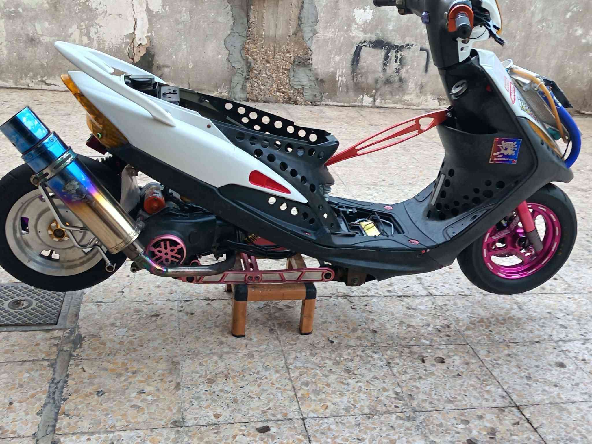 السلام عليكم شباب دراجه ماكس للبيع مال مطارح راح اذكرلكم تفاصيل وخلي رقم يمكم والمايعرف بيهن رجاء لل يعلق ولا يتصل ولا تعبني ما عجبك عبر منشور   
مكينه ٦٣ 
كور بصمه 
بوشه وبستم ليموسي 
جوين رياضي جيسو 
كبريتر قفاز ٣٤ 
كلجات رياضي 
صالنصه رياضي 
ويل خلفي رياضي 
ويل امامي 
زوج تايرات جيلاتين اصلي 
عنبار رياضي مال بطح 
يدات رياضي 
عضمت سكليتر 
كفر اربعه مال تفصيخ 
راديتر تبريد مي 
دبل خلفي رياضي 
صدر امامي كرزي 
فج كرزي ويل امامي مختلف كرزي وصينيه 
ماشه رياضي لون سمائي شركت ار جي اس  والكلبجات صدر 
صوندت عنبار رياضي 
راديتر تبريد دهن 
ماصده وشاير وبكلايت كت كامل 
منضومت تشغيل كاربن فايبر 
شيال راجع كرزي اصلي وليس تجاري 
وهواي اشياء بل دراجه ما ذاكرهن من نواعم وضفيره مفصلها بيدي يعني تجي دراجه نكره شغل وتاخذ ومكينه تشك الكاع تشغل وتطلع تقنع اله تاخذ دراجه مال زماط وين ميعجبك دوس تقنع اله تاخذ ولحد يكسر بل سعر سعرها تره ما راح ذكره لان اكو عالم ما تخاف الله تكسر بحلال غيرها راح خلي الرقم البخاطره يخبرني او يراسلني متواجد وتساب وخادم 
*********** وشكرا🕊  مكان دراجه دوانيه قظاء الحمزه الشرقي وذا طكت بالي بيع تفصيخ😅بس بعدني ما حب امرد دراجه وفصخها حريمه تعبان عليها
