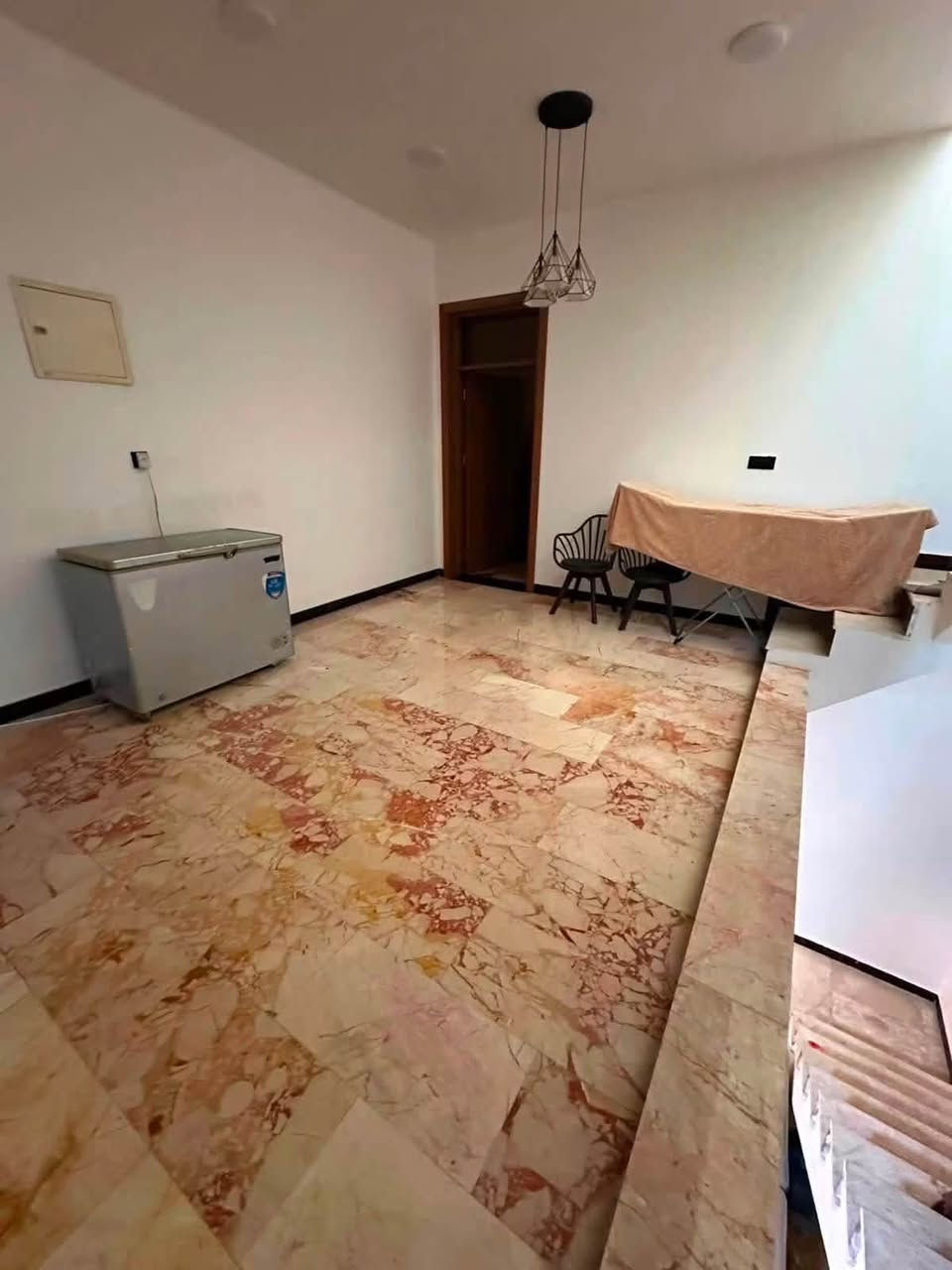 � للإيجار في السيدية
✨ دار سكني درجة أولى

📐 المساحة: 150 م²

📍 الموقع: السيديه – مربع ال 400

🔹 المواصفات:

 • 3 غرف نوم

 • صالة

 • مطبخ

 • 3 (خدمات)

. كراج لسياره

💰 الإيجار: مليون و300 ألف دينار عراقي

📞 للاستفسار: ***********

مكتب حلم عقاري

📍 الفرع الأول: السيدية – الضباط – شارع الكويتي
