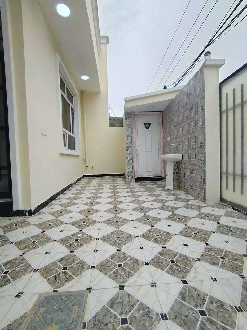 🏡 دار للبيع – بعقوبة / تقاطع القدس
📍 الموقع: بعقوبة – تقاطع القدس (دور الزراعة الثالثة)
🔸 قريب من شارع الريان
📐 المساحة: 150 متر
📏 الواجهة: 7.5 متر
📏 العمق: 20 متر
🚗 عرض الشارع: 10 متر
🧱 تفاصيل الدار:
طابق واحد ،، استقبال ،، مطبخ ،، صالة واسعة
مناور عدد (2)
غرفتين نوم ،، بيتونة كبيرة (بحجم الصالة)
دورة مياه (شرقي + غربي / داخل وخارج)
⚙️ الدار جاهز للسكن ويحتوي على:
ماطور ،، سخان ،، خزان ماء
🔌 الخدمات متوفرة بالكامل:
ماء ،، مجاري ،، تبليط ،، كهرباء
📄 نوع العقار:
طابو زراعي (سند 25 +  مكاتبه من مكتب مجاز ورسمي + نسخه من السند + وكالة عامة من صاحب الأرض مباشرة)

📞 للاستفسار:
وسام اللهيبي  ***********
ياسر فارس حسين *********** 
🏢 مكتب الجزيرة للوساطة العقارية
لبيع وشراء الأراضي والدور السكنية
