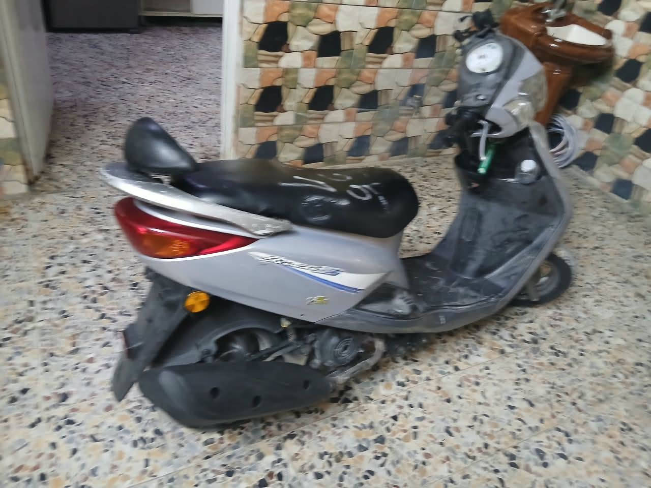 السلام عليكم دراجه بريز بغبغاء درجه رمبه جديده مكينه ما مفتوحه كفرات كلها ختم واحد سعره 900 وبيها مجال مكان بغداد بلديات معسكر رقم *********** واتساب
