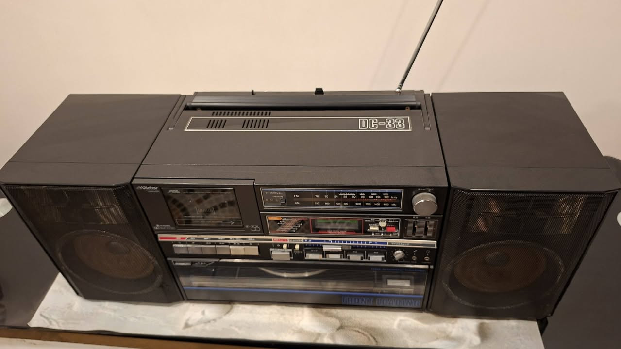 السلام عليكم 
مسجل من ماركة فكتور وارد يابان كهرباء ١١٠
موديل Victor DC33  made in Japan 
جهاز متكون من تشغيل كاسيت راديو AM FM 
مشغل اسطوانات سرعة ٣٣ و ٤٥ جهاز شغال بالكامل بدون اي نقص نضيف جدا وزن ثقيل 
سعر المطلوب ١٩٥ الف
عنوان كركوك للاتصال *********** 
يوجد توصيل كافة محافظات العراق
