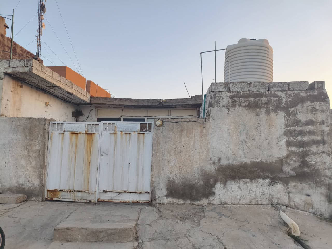 بيت للبيع ملك شاه مقابيل كرج بغداد ***********
