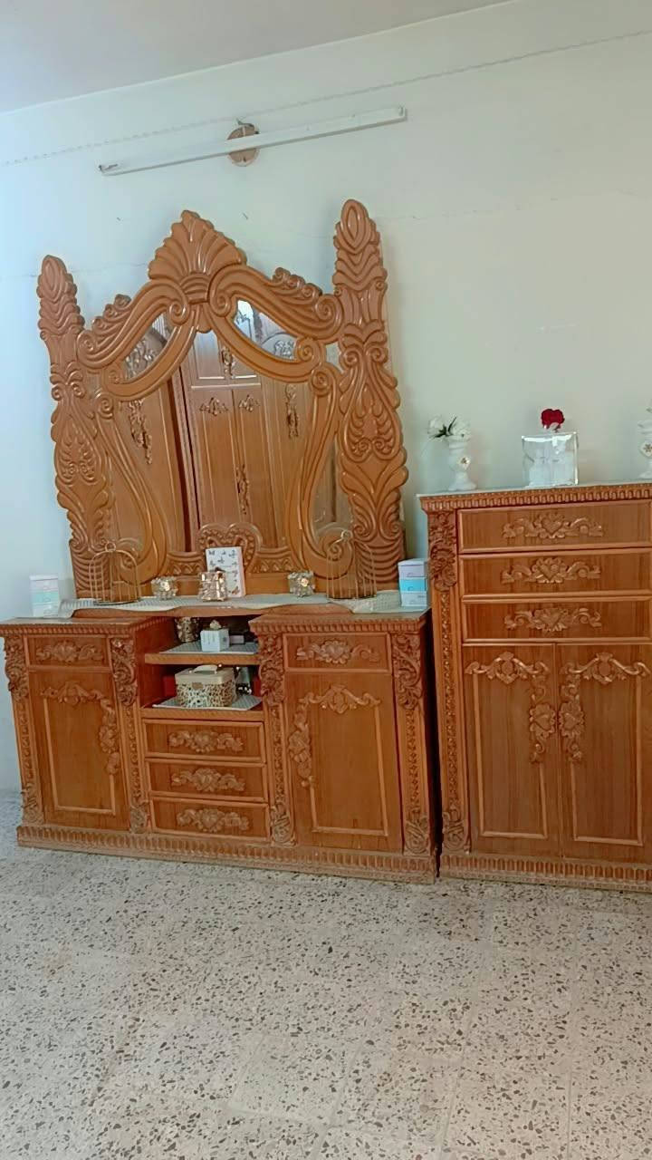 سلام وعليكم عندي هاي الغرفه للبيع 6 ابواب ملحق خشب ثقيل شغل درجه اولئ مكانها اليرموك سرها مليون 350 
***********
