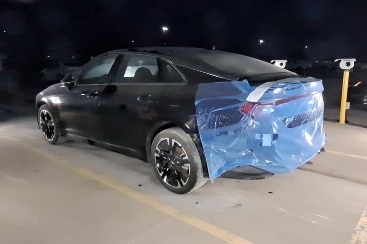 السلام عليكم 
k5 
GT line 
داخل احمر كي فايف 2024 جي تي لاين فول الفول محرك 1.6T المرغوب داخل احمر حادثها صندوق فقط من امريكا وحافة الجاملغ الخلفي عكس السايق وصار بيها حادث هنا حافة البنيد والجاملغ جهة السايق البنيد صبغ بدون تبديل و الجاملغ بارد فقط ماشيه 64 مايل سيارة نظيفة جداً تحويل مباشر
السعر160 وبيها مجال 
مكان السياره بغداد للاستفسار الاتصال او واتساب ***********