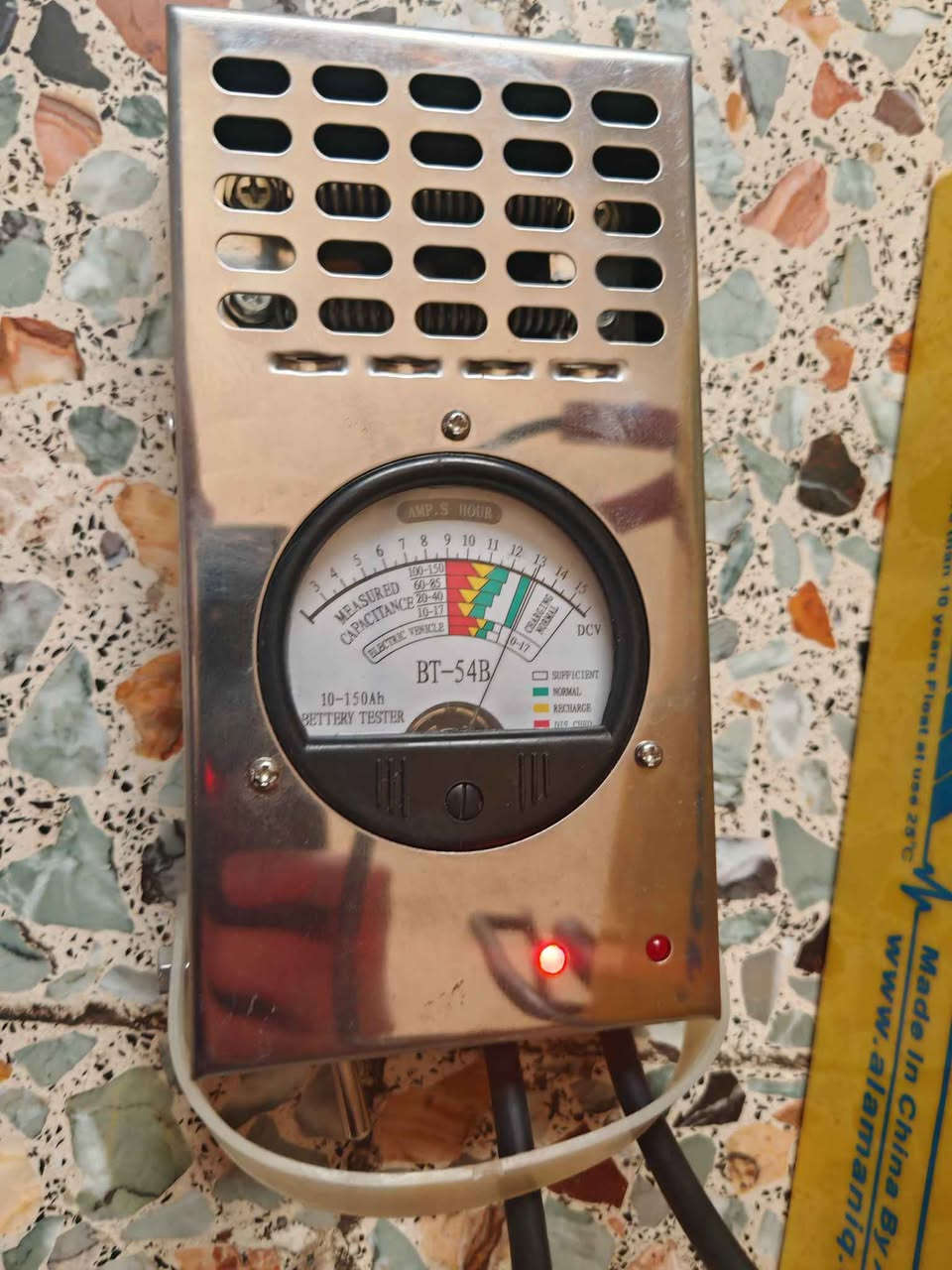 بطارية جيكور ديب سايكل جل 100 امبير 12 فولت تنفع لعاكسه وانفيرتر واونلاين يو بي اس (Online UPS) ذو البطارية الخارجية وغيرها من الأجهزة، العمر الافتراضي اكثر من 10 سنين عند الربط مع عاكسه او انفيرتر او يو بي اس باستخدام قليل واكثر من 5 سنوات عند التفريغ تحت ال30 بالميه والشحن.

استخدام حمل قليل مربوطه ب اونلاين يو بي اس لسنتين تشغيل انترنت فقط وبعدها بكامل صحتها كما موضح بالصور مال فاحص البطارية 13-13.5 فولت بدون حمل و11.5 فولت بحمل من 3 الى 5 امبير والي هو القراءة الطبيعية لبطارية صحية.

السعر: 125 الف 

المكان بغداد الغدير قرب الربيع سنتر

للشراء راسل الحساب او اتصل على 
*********** بغداد, العراق
