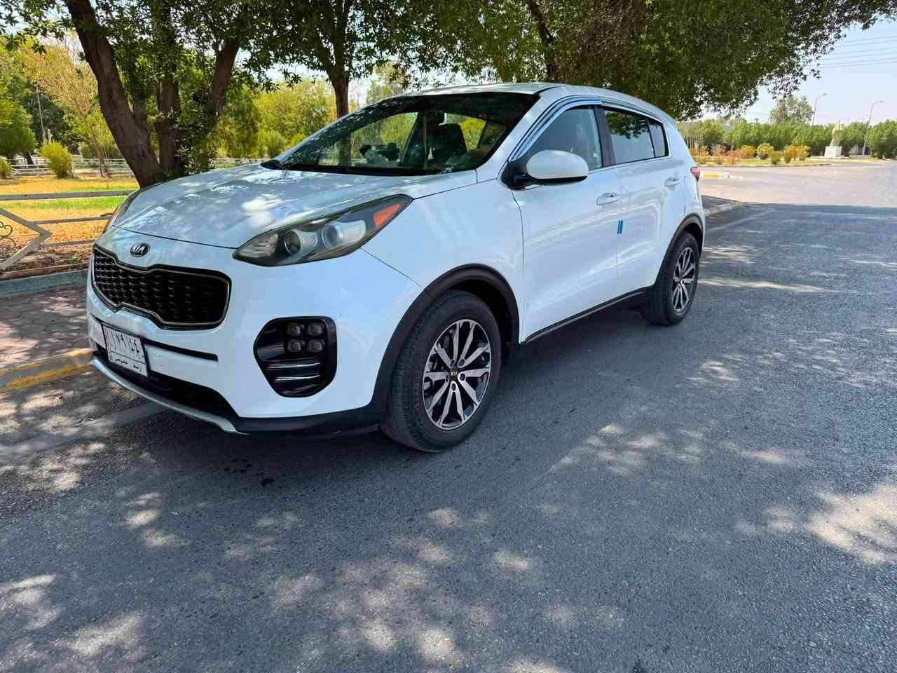 🚗 سيارة للبيع: كيا سبورتج 2017 (وارد أمريكي) 🚗
✨ المواصفات العامة:
 المحرك: 2400 (GDI / جي دي أي).
 المسافة المقطوعة: 103 ألف ميل (قابل للزيادة البسيطة).
 التبريد: قطعتين (تبريد فول).
 الداخلية: كشنات مخمل بحالة ممتازة ونظيفة جداً.
 الشاشة والتقنيات: شاشة كبيرة + كاميرا خلفية عالية الدقة.
📋 تفاصيل الحادث والصبغ (بكل شفافية):
 البنيد: تبديل فقط (الشاصي سليم 100% بدون أي ضرر).
 الجاملغ: جهة السايق مصبوغ.
 الباب: طخة بسيطة في الباب الخلفي (صفحة الصدر).
📲 للتواصل والاستفسار:
📞 رقم الهاتف: ⁠***********⁠
🏢 معرض آمال لبيع السيارات
