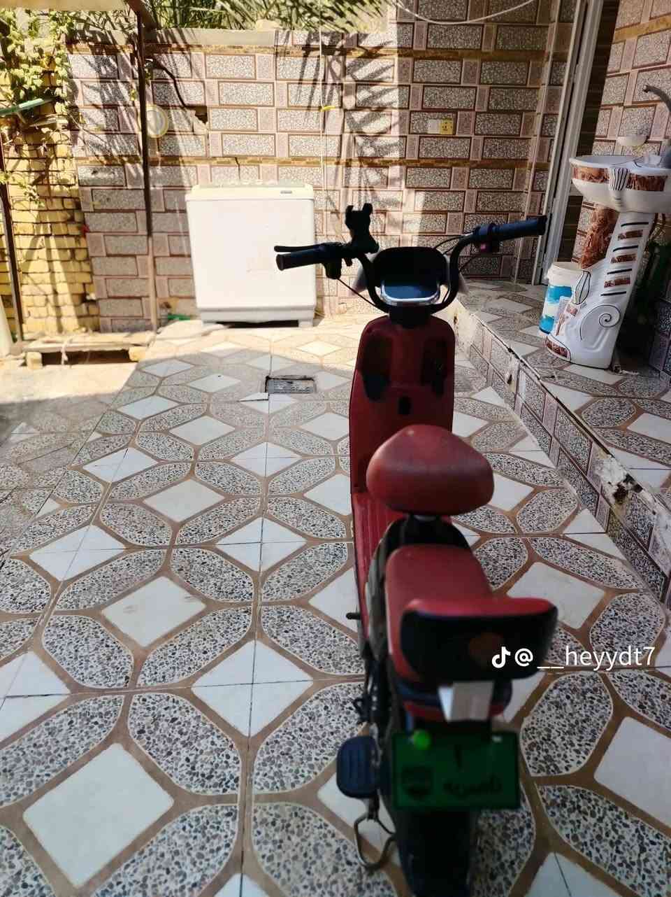 السلام عليكم دراجة شحن للبيع كلشي ما بيه اي عطل مابيه والسعر خاص  والتواصل على هاذا الرقم *********** يوجد  واتساب مكاني ناصريه سوق الشيوخ

نص مكتوب في الصور:
- @__heyydt7
- @_heyydt7