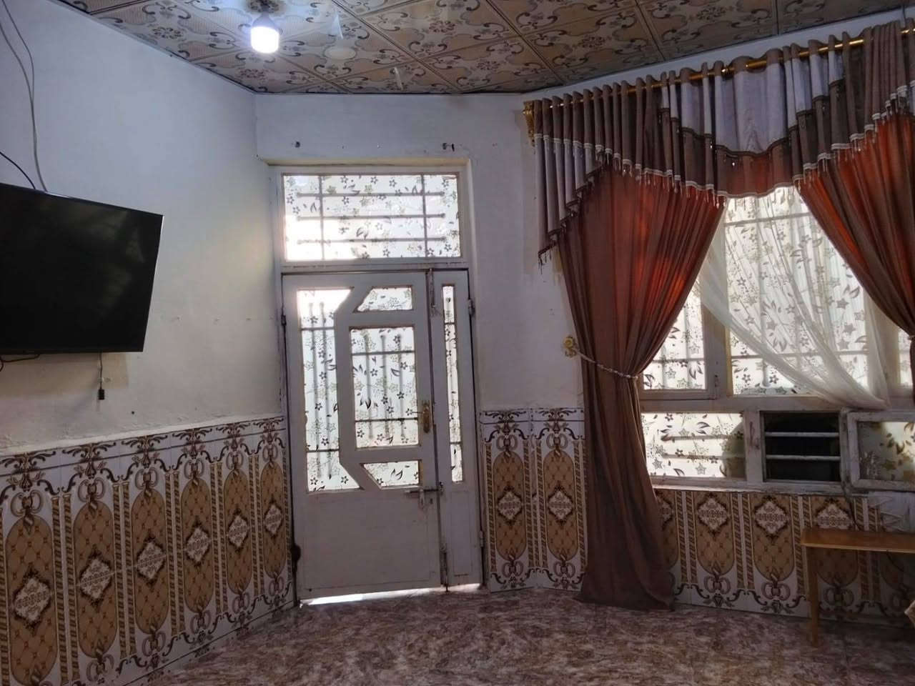 دار للبيع مساحته ٢٥٠ متر طابو صرف في بعقوبه باب الدرب ١٤ كامله الخدمات تبليط مجاري شبكه ماء جديده الاتصال ***********
