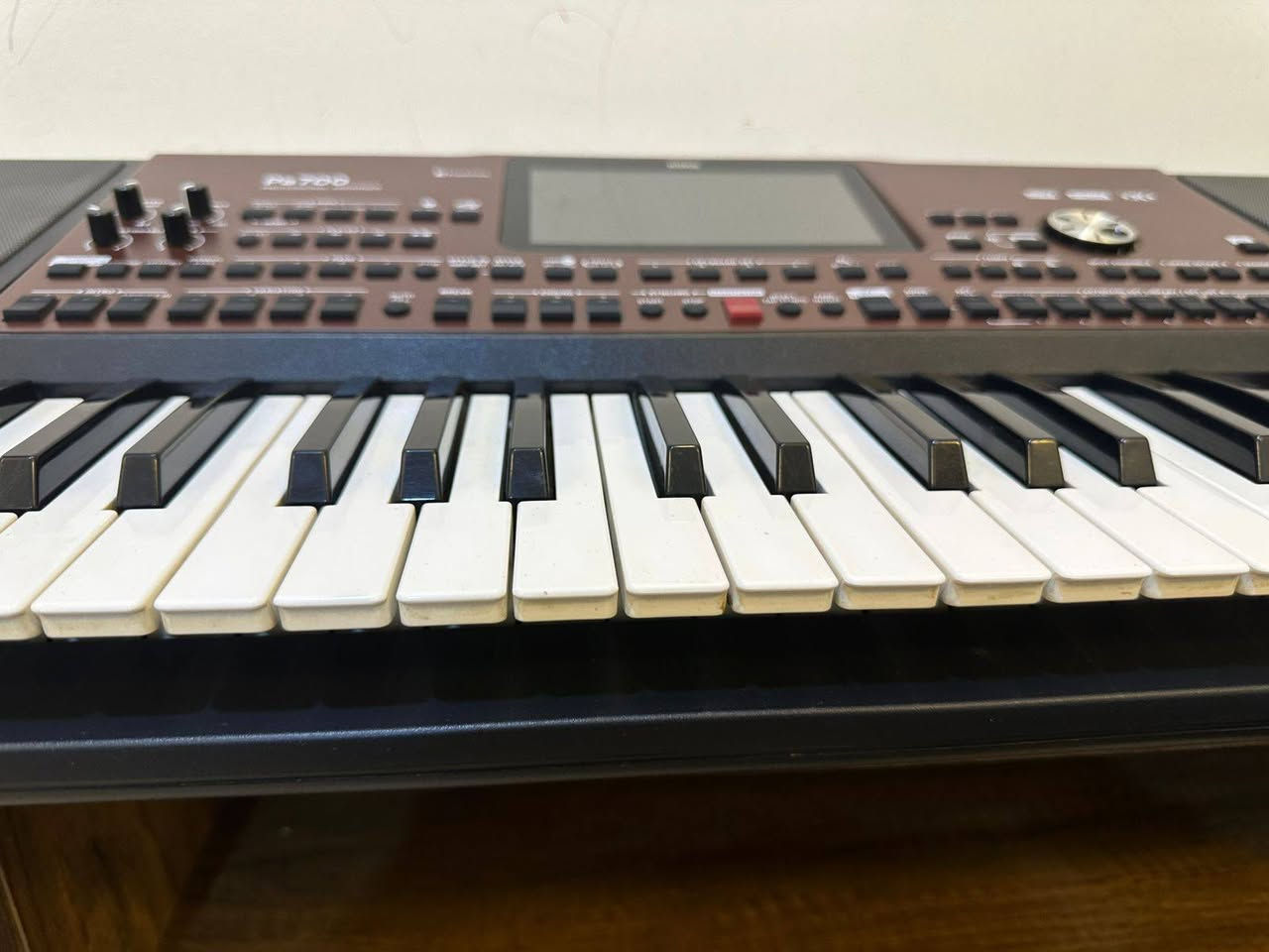 🎹 للبيع KORG PA700 – فيشة صفره 🇮🇹
الجهاز بحالة ممتازة ونظيف جداً،
🔹 فيشة صفره
🔹 كارتونة أصلية
🔹 كتلوك
🔹 جنطة أصلية
🔹 الجهاز على وضع الشركة وما مفتوح ولا متلاعب بيه
🔹 ويا سيت 2026 احترافي، مشتري السيت بـ 90$ 💿
الجهاز جاهز للشغل والطربيات والحفلات، وما يحتاج أي شي. الجهاز ع ايد وحده من الكارتونه فاتحه بيدي  ماطالع حفلات لان اصلاً مااعرف اعزف 
💰 السعر: 875$ قفل نهائي
❌ غير قابل للتفاوض
عنواني بغداد 
📍 البيع  فقط في العراق 
***********
