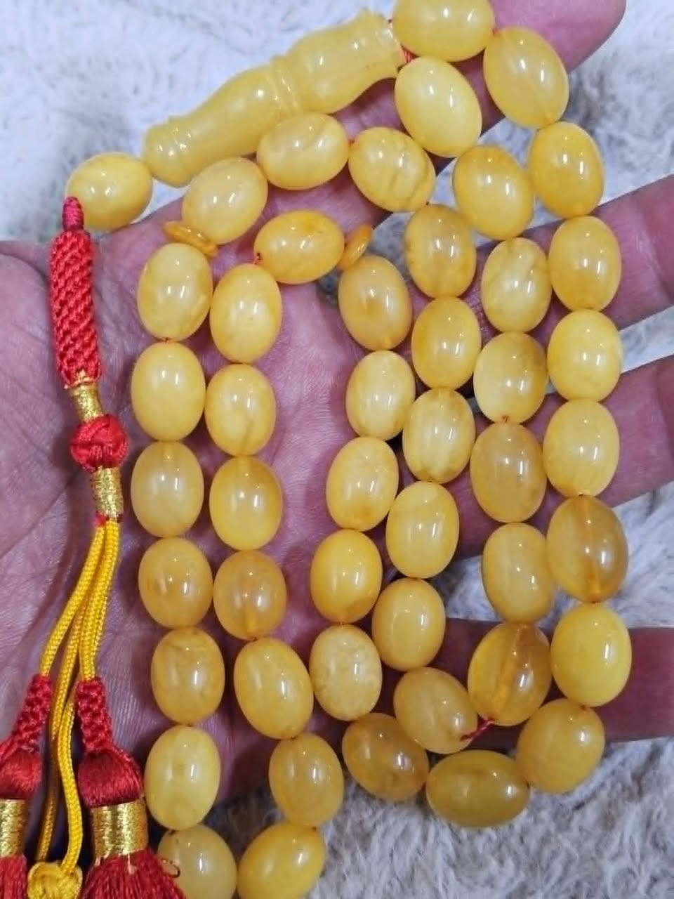 ما شاء الله على الكهرب الحر بصفائه الاخاذ ولونه الجميل من اعماق بحر البلطيق تحفة فنية ...خامة و فخامة من الكهرب البلطيقي الحر الطبيعي . سبحه مغلفة بكركوشة اماراتية جميله ... قياس 15×10 ملم وزن 55 غرام  47 حبة +1 احتياط مع الكركوشة ..مضمونه من الكبس والضغط والصيني ... قطعة جمال ودلال .. للاستفسار اكتب تم او  رسالة على الخاص او واتساب بالرقم ***********
