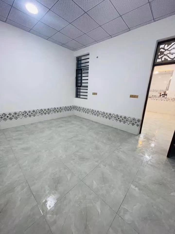 دار للايجار جديدالمساحه ١٠٠ متر شارع عوده  جديد زيروا يحتوي على ثلاث غرف وصالتين ومطبخ واستقبال وصحيات داخليه وخارجيه وفي الطابق الثاني  شهرياً ٥٠٠  الف واصل ماء وكهرباء على صاحب الدار للاستفسار الاتصال على الرقم التالي ***********
