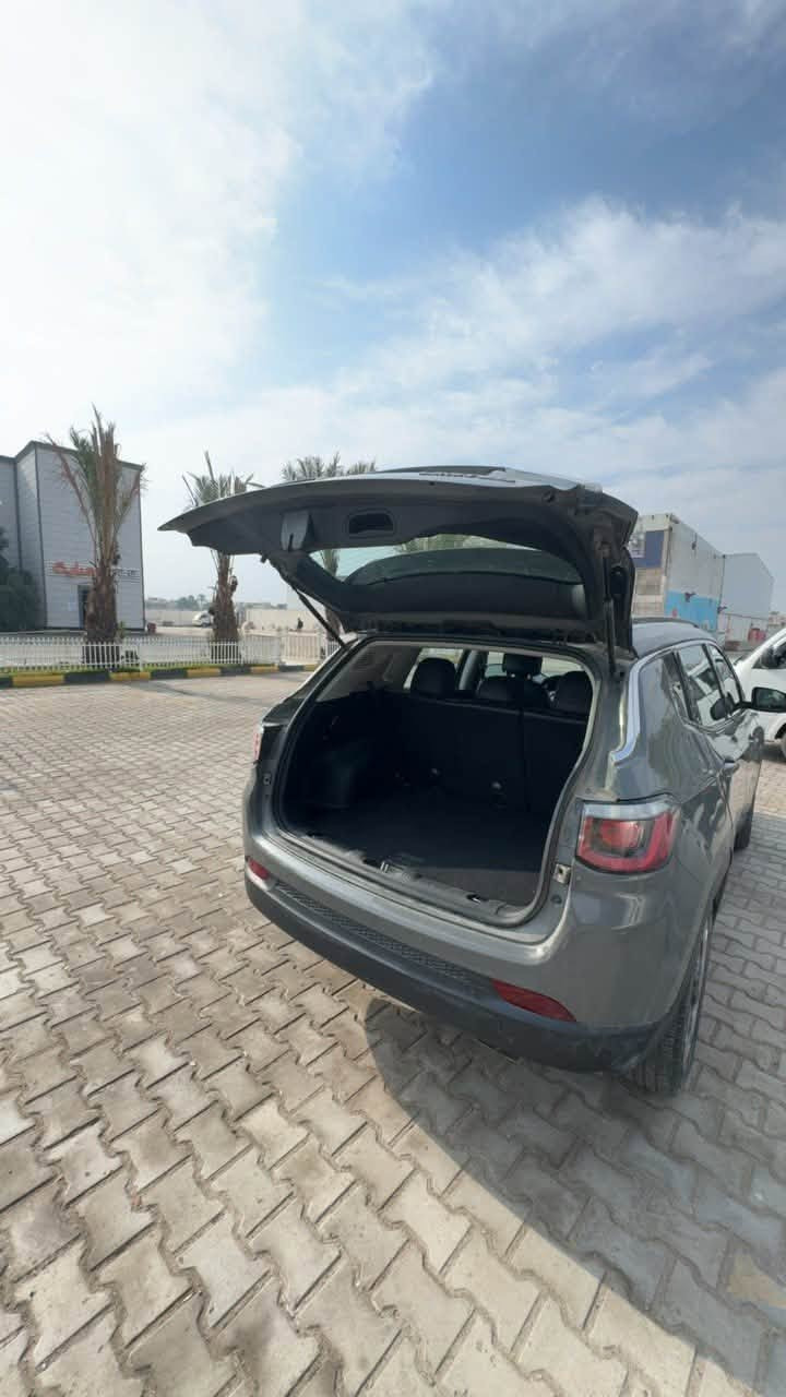 جيب كومباس (Jeep Compass) موديل 2020 - فئة Limited
السيارة بحالة ممتازة جداً ونظيفه، ومواصفات عالية (بدون فتحة سقف / سلايد روف).
🔹 المواصفات والتفاصيل:
 الموديل: 2020
 الفئة: Limited
 
 المحرك: (2.4L) تيبرو
 العداد (الماشية): (67 الف كيلو)
  بيها الجاملغ اليمنى  تبديل الباقي كلين
 الرقم بغداد
✨ المميزات:
 شاشة كبيرة مع نظام أبل كاربلاي وأندرويد أوتو
 كاميرا خلفية 
 كشنات جلد كهربائية مع تدفئة
 تكييف ثنائي المنطقة (Dual Zone)
 تحكم استيرن كامل ومثبت سرعتة
 بصمة تشغيل وبصمة أبواب
 إضاءة LED نهارية 
 الدعاميات والرنجات المميزة الخاصة بفئة الليمتد
💰 السعر: ( 163 ورقة وبيها مجال بسيط)
📍 مكان السيارة: بغداد
📞 للاتصال أو الاستفسار 
***********
***********
