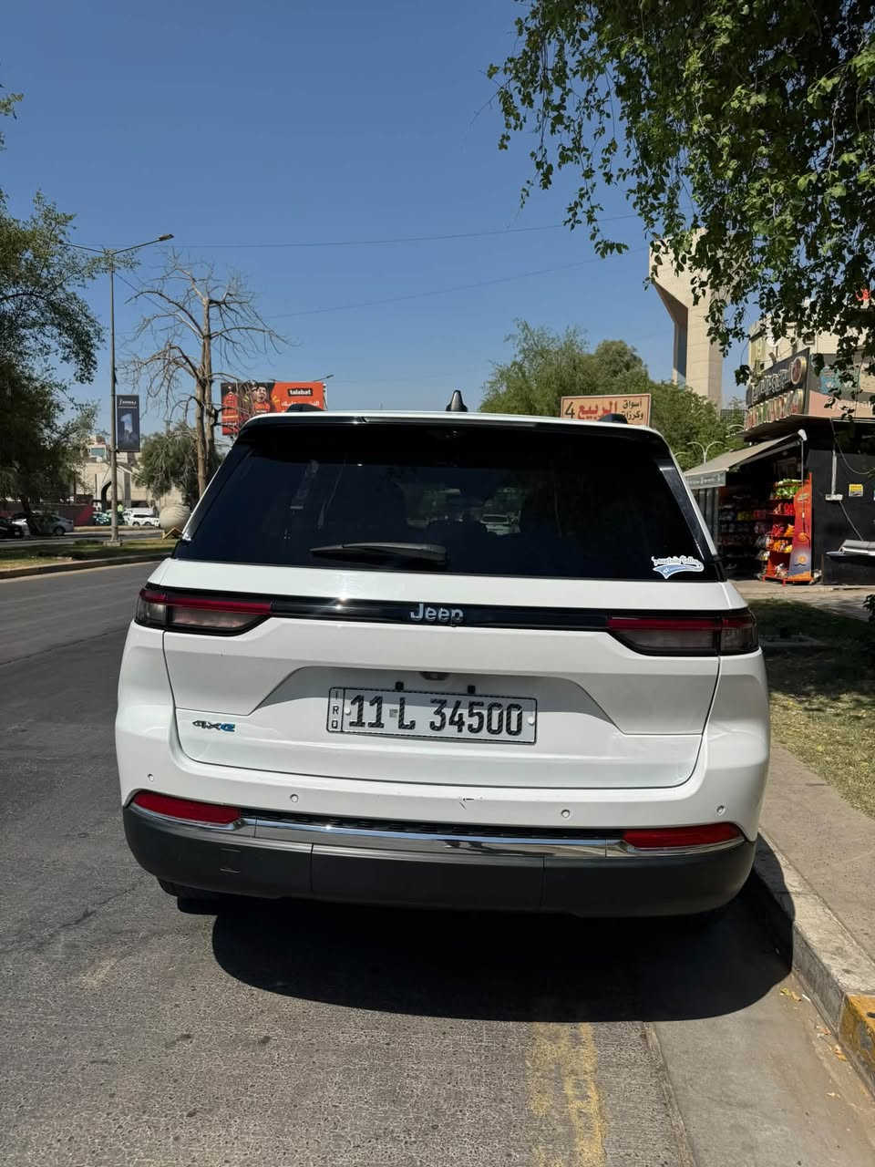 السلام عليكم
للبيع 

** Jeep Grand Cherokee 4xe**

** موديل 2022**

- وارد أمريكي
- ممشى: 45000 كم
- محرك 2.0 تيربو + هايبرد (e-sive
- ⁠-in Hybrid)
- قوة 375 حصان
- دفع رباعي (4x4)
- جير أوتوماتيك 8 سرعات
- لون أبيض / داخلية جلد أسود
-  3 شاشة كبيرة مع Apple CarPlay وAndroid Auto
- كاميرا خلفية
- ⁠صندوق كهرباء
- المقاعد 5 راكب
- حساسات أمامية وخلفية
- تشغيل بصمة ودخول ذكي 4 ابواب
- السيارة بحالة جيدة جدًا وجاهزة للاستخدام

🔹 ملاحظة: السيارة كانت تحتوي على ضرر أمامي وخلفي وتم إصلاحها.

💰 السعر: 270$

📍الموقع: بغداد

للاستفسار يرجى التواصل على الخاص أو الاتصال.

***********
