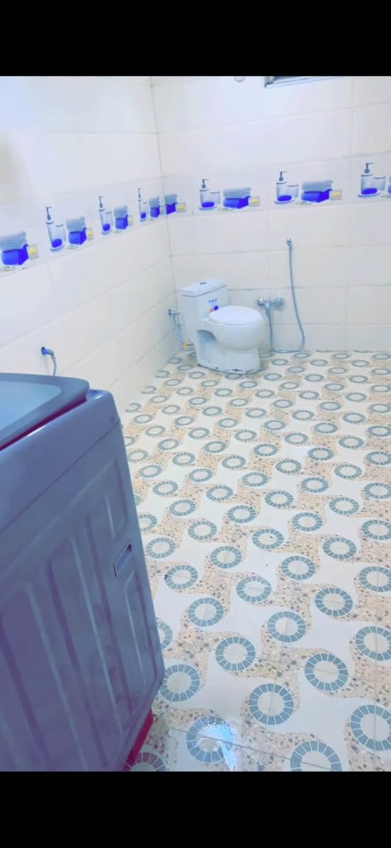 البيت طابق واحد مساحته ١٤٠  يحتوي عله طرمه جبيره وصحيات خارجيه وداخليه ومطبخ وصاله وهول وغرفه وبيتونه وممرات ع طول البيت 📍شارع ٨٠ كربلاء بفرع باب خروج محطة الاضواء يبعد عن شارع العام شارع واحد فقط البيت قريب عله شارع العام بناء جديد وحديث ٢٠٢٤ للاستفسار *********** سعر البيت ١١٠ وبيه مجال
