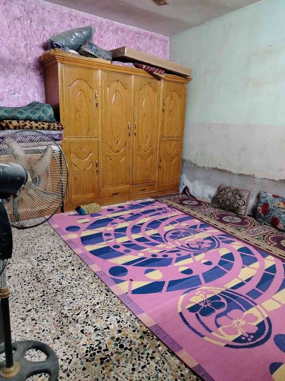 السلام عليكم بيت للبيع المساحه 90م
محتوياته
غرفة واستقبال 
وصحيات 
ومطبخ ومنور 
المكان الشعب خلف السدة 
كافه الخدمات ماء مجاري تبليط 
للاستفسار الاتصال بالرقم ***********
