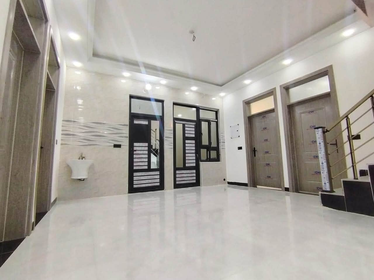 مساحه 150 متر طابو زراعي سند 25 شرط التحويل
يحتوي ( 4 غرف نوم كبار  + صاله + ستقبال + صحيات غربي وشرقي ) كامل خدمات البيت زيرو جديد واحد عله واحد  موقعه دور الزراعه وبلعافيه لليصير من نصيبه 

للاستفسار ***********

