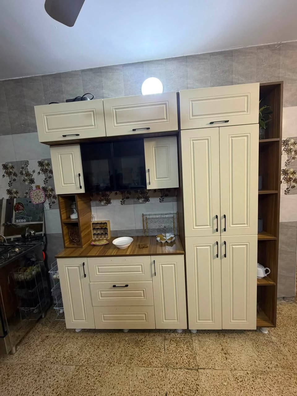 كاونتر تفصال للبيع مترتين
وسنك متره ونص
***********
