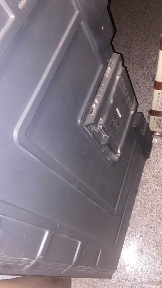 السلام عليكم غراض للبيع

شاشة JVC حديث مكسورة كبيرة الحجم 

كنتور حديد كبير بدون البابين 

كونفيرة كبيرة الحجم ( كينوود ) عاطلة 

مكاني بغداد حي الحسين

*********** للتواصل واتساب
