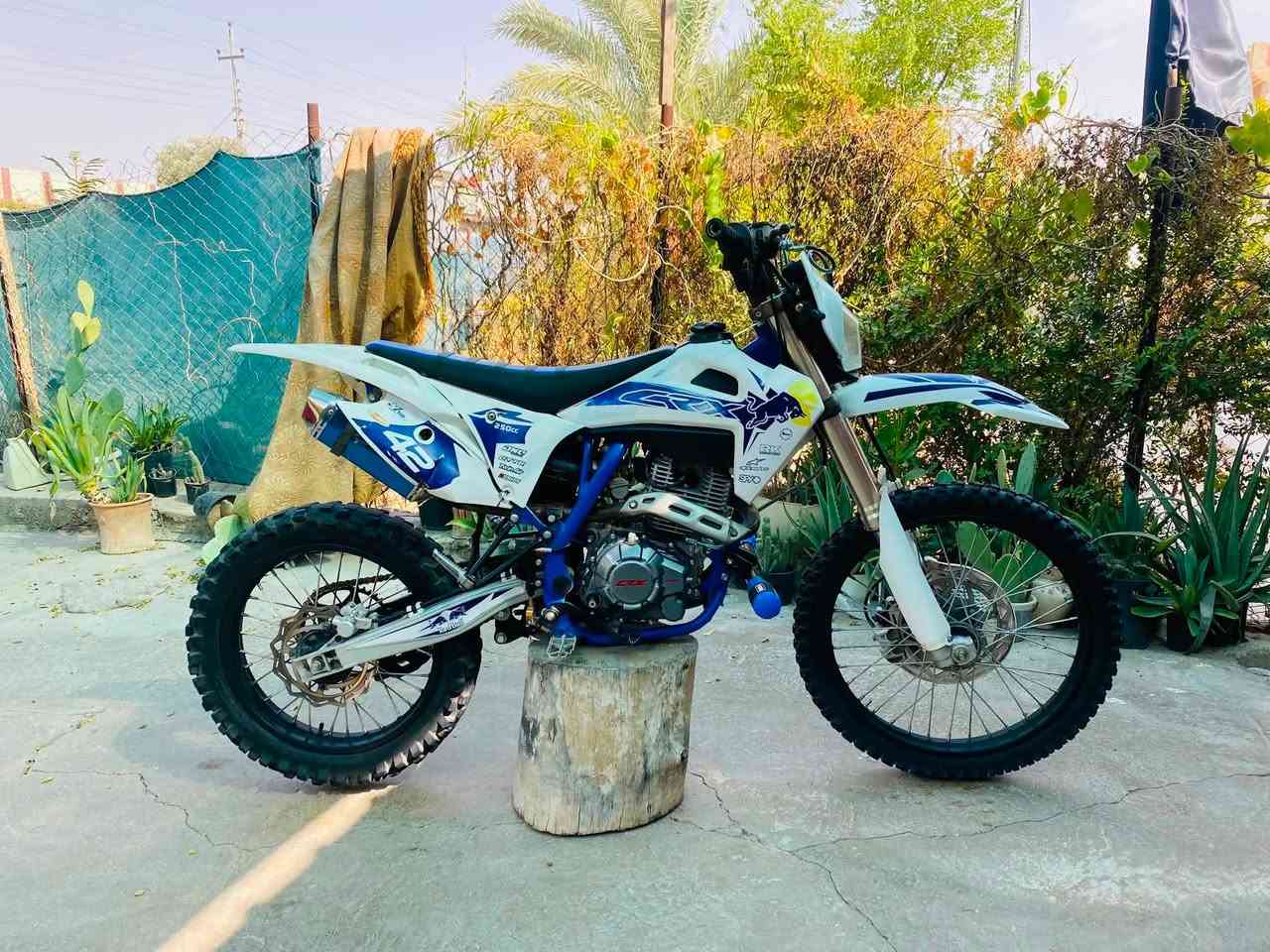 سي ار اكس موديل 24 مكينه 250cc اوراق دراجه نضيفه وحلوه وخالي من كل عيب ***********
