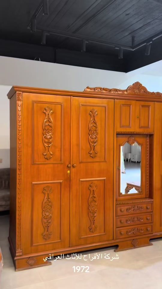 ما ادري هي صح اذواق بس اني هيج زمان واني احب الاشياء القديمة احس روحي اتنفس هيج أشياء قديمة خصوصا إذا كانت بحالة جيدة  عمر هاي الغرفة اكثر من 53   شركة الأفراح للأثاث العراقي  البيع بالنقد وبالأقساط ‏ غرفة نوم- اطقم قنفات - مفروشات - اخشاب تصنيع الأثاث  ‏العنوان محافظة واسط قضاء العزيزية قرب كراج بغداد مقابل مقهى حوران ‏التوصيل والشد مجاني إلى جميع محافظات العراق ‏خدمة استبدال الغرف العراقية القديمة بغرفة جديدة مع الاتفاق على الفرق ‏ خدمات ما بعد البيع لمدة سنة مجانية  *********** *********** *********** *********** *********** ***********⁩ #انتيكات #اثاث #العراق #قديم_زمان_اول 
