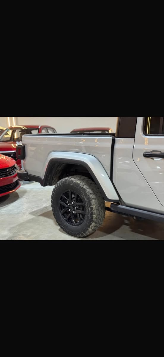 السلام عليكم ورحمة الله وبركاته 

سيارة جيب جلاديتور (Jeep Gladiator) موديل 2023 باللون الرصاصي sport S

1. المحرك والأداء
المحرك القياسي: 6 أسطوانات (V6) سعة 3.6 ليتر (Pentastar).
القوة: 285 حصان.
عزم الدوران: 353 نيوتن.متر.
ناقل الحركة (القير): أوتوماتيكي من 8 سرعات (مع نظام دفع رباعي 4x4 مع خيارات الدفع الثقيل/الخفيف).
داخل السياره برتقالي جلد
الضرر بارد في مقدمة البنيد مع فتح براغي الجاملغ الايمن فقط وايرباك درگة فقط 
رقم السياره بغداد 
بيع او مرواس حسب القناعة 
مكان السياره ميسان 
رقم الموبايل *********** 
السعر ٣١ الف وبيها مجال
